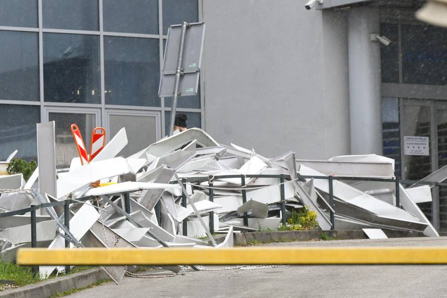 Zagreb: Nevrijeme oštetilo nadstrešnicu na Rebru