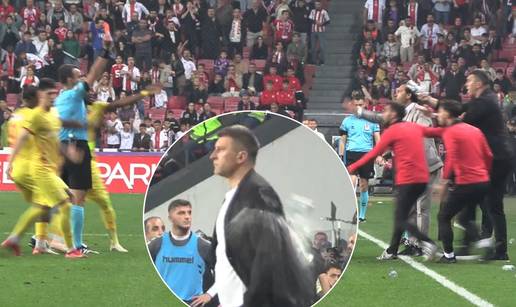 VIDEO Neviđen cirkus u Turskoj: Jakirovića pogodili s tribine, sudac njemu pokazao crveni!