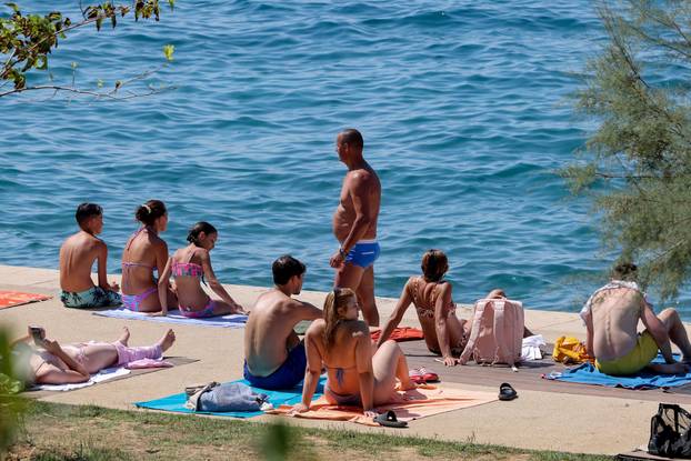 Zadar: Velik brok kupača na zadarskim plažama
