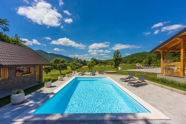 FOTO Kuću za odmor Mali Medo kod rodnog sela Nikole Tesle u Lici okružuje pravi prirodni raj