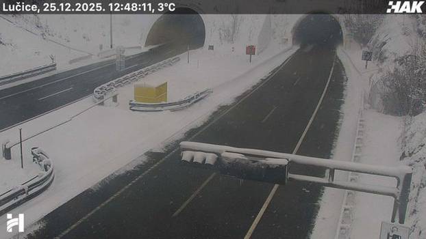 FOTO Pogledajte kakvo je stanje na cestama u Hrvatskoj: Snijeg u Lici, sunce 'provirilo' na jugu