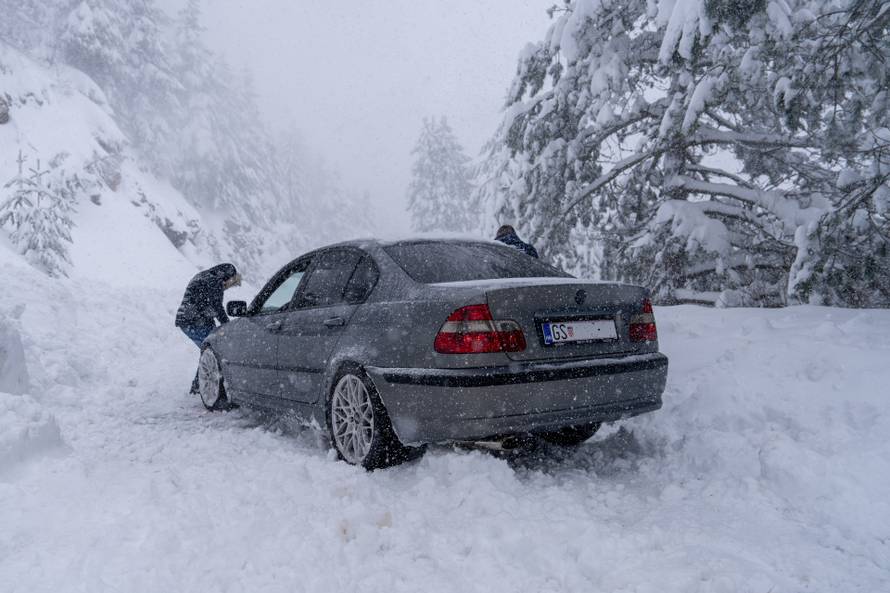 U Vrhovinama i Babinom Potoku palo je oko 50 do 80 cm snijega 