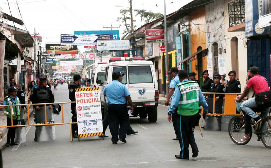 Majke koje su štrajkale glađu u crkvi prevezli su  u bolnicu