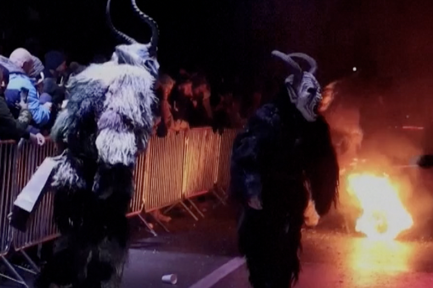 Ljudi odjeveni u zimske duhove 'Krampus' paradiraju u Sloveniji