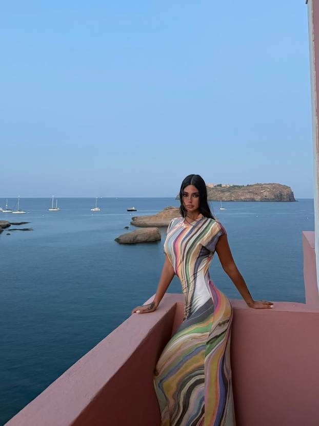 FOTO Njezin bivši je stup obrane u Arsenalu, a za njom slini cijela Italija! Ona je savršeni model