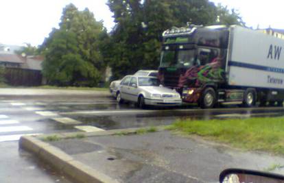 Zbog olujnog nevremena sudarili se Volvo i kamion