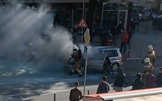 Buktinja u Splitu: Priskočili u pomoć ugasiti zapaljeni auto