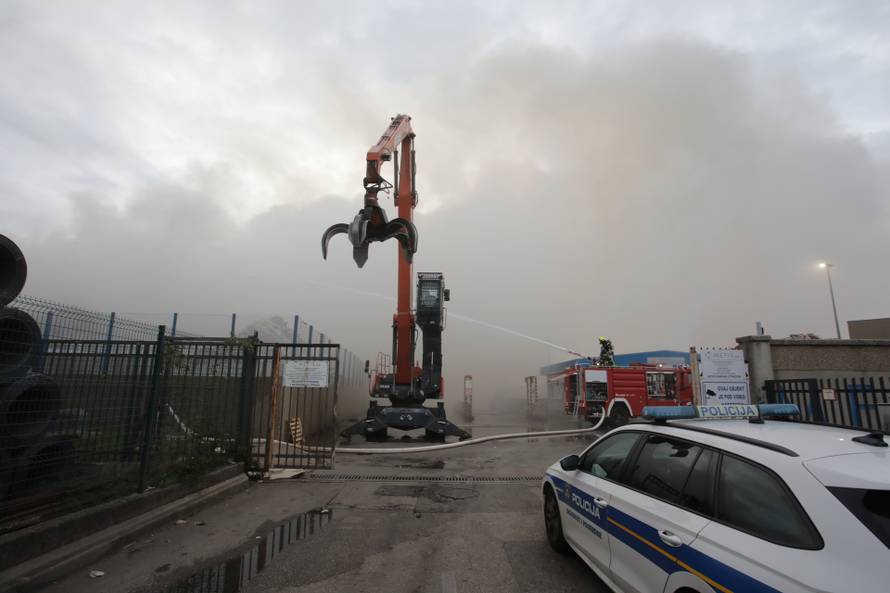 Rijeka: Izbio požar u skladištu Metisa na Kukuljanovu