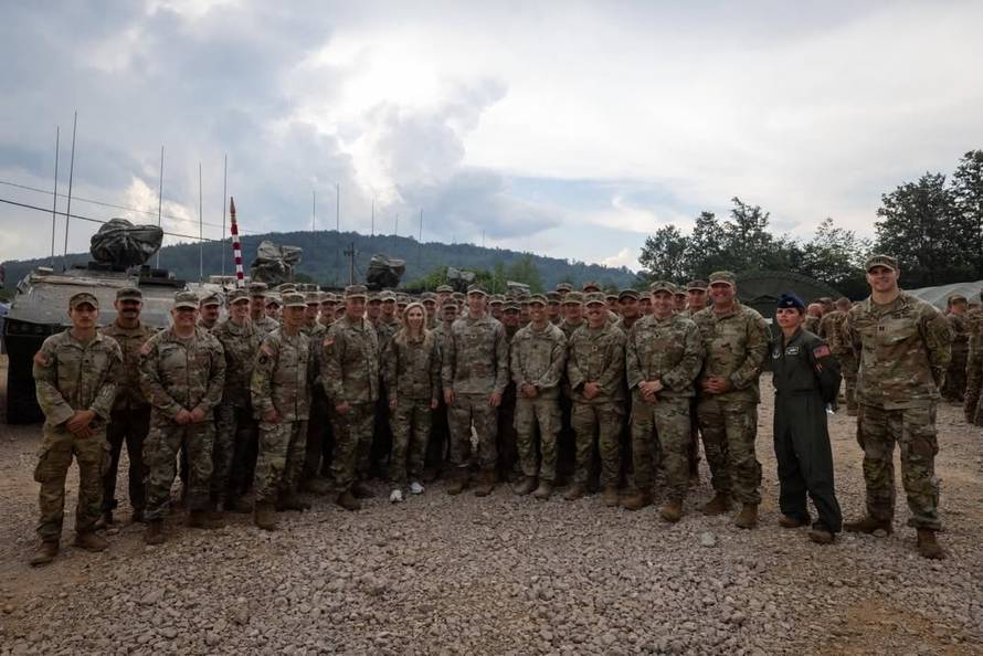 FOTO Pogledajte američku veleposlanicu u Slunju, dijelila obroke vojnicima na vježbi