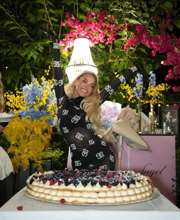 FOTO Maja Šuput proslavila je 46. rođendan - pogledajte tortu koja je bila hit večeri