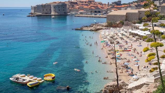 Dubrovnik: Građani i turisti bore se s visokim temperaturama na razne načine