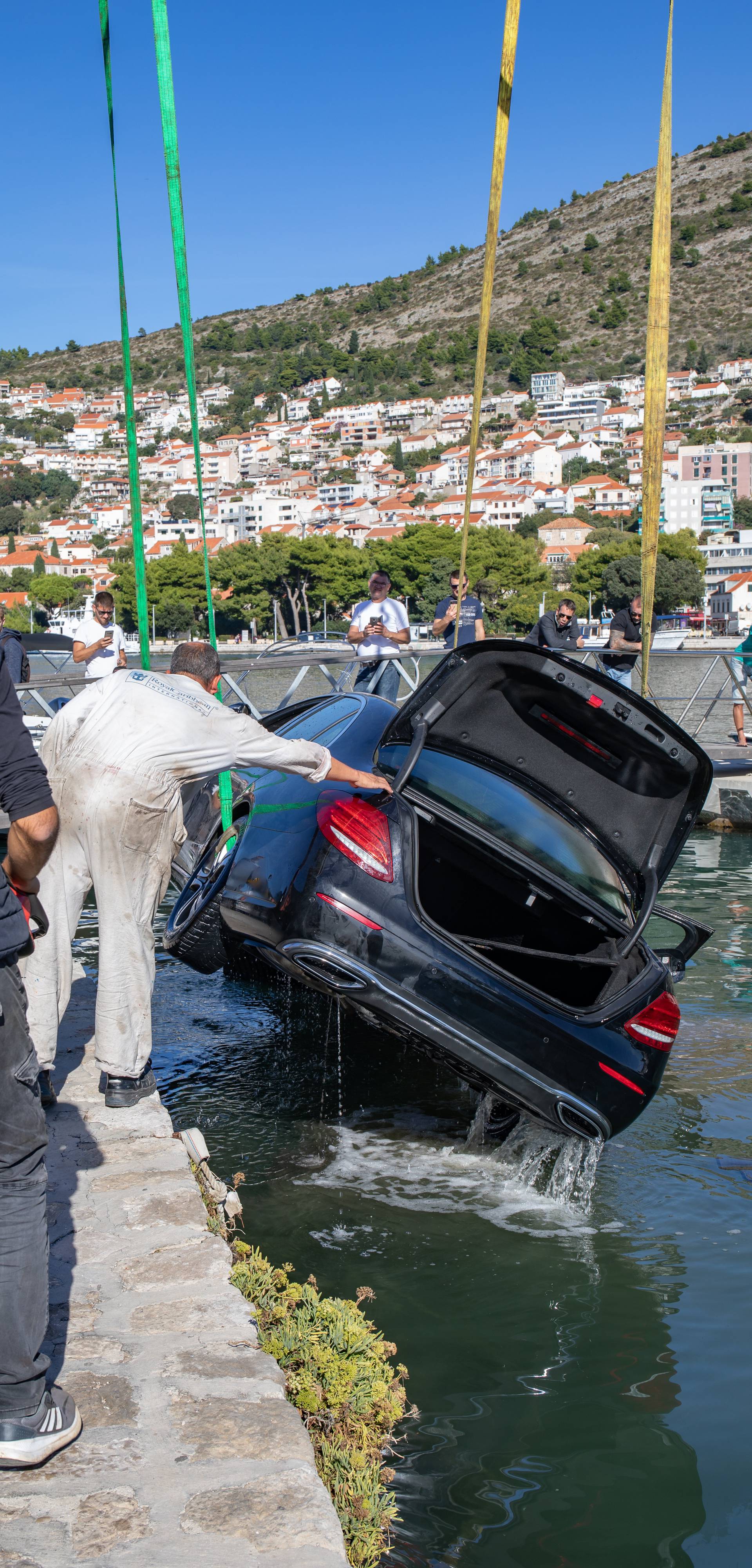 Dubrovnik: Iz mora izvađen Mercedes čiji je vlasnik sletio njime u more