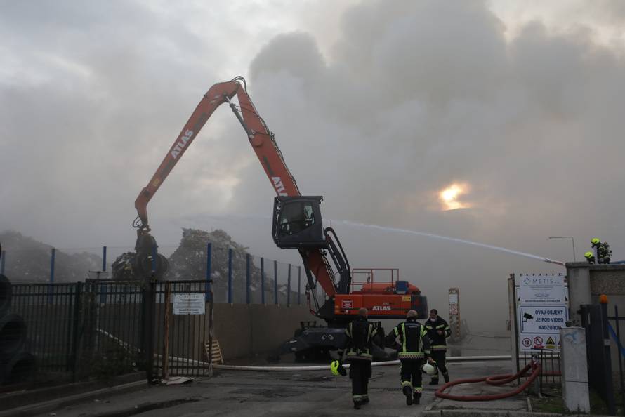 Rijeka: Izbio požar u skladištu Metisa na Kukuljanovu