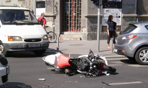 Zagreb: Motorist ozlijeđen u sudaru s Ford Mondeom