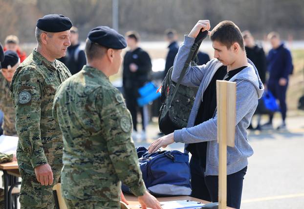 Ministar Anušić i general Kundid na prvom danu TVO-a na Slunju