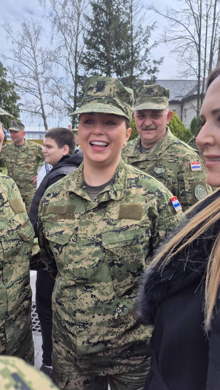 Thompsonova kći Diva Marija prisegnula u vojarni. Stigao i tata pjevač. Pogledajte fotke