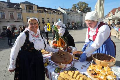 FOTO Samoborci i turisti uživali u delicijama kumica: U ponudi su bili čvarci, kruh, češnjovke...