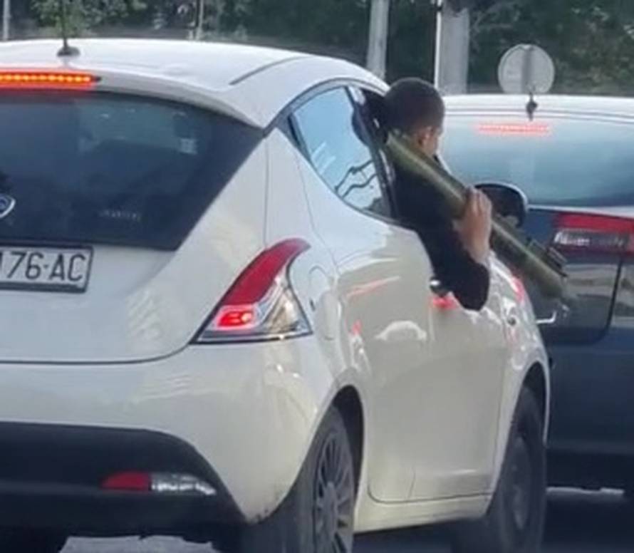 Nevjerojatna snimka iz Zadra! Na semaforu je izvadio 'zolju': Policija: Pljačkali su bankomat