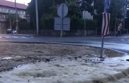 Nova fontana u Zagrebu: Pukao  vodovod na Šalati usred rotora, voda se slijeva u centar grada