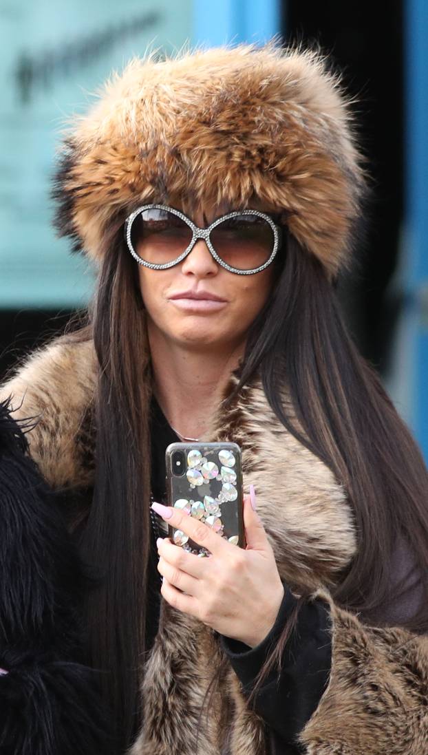 Katie Price dolazi na su?enje za nepropisnu vožnju