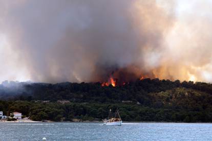 FOTOGALERIJA Na Čiovu izbio veliki požar, blizu je kuća, gusti dim gutao sve pred sobom