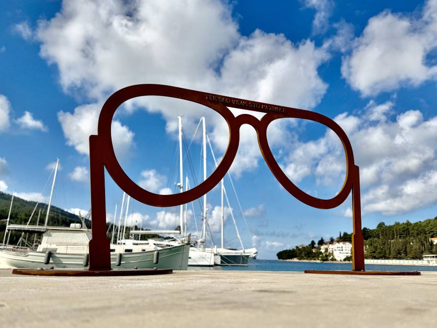 Vela Luka očima Olivera: Umjetnička instalacija u obliku naočala u čast glazbeniku