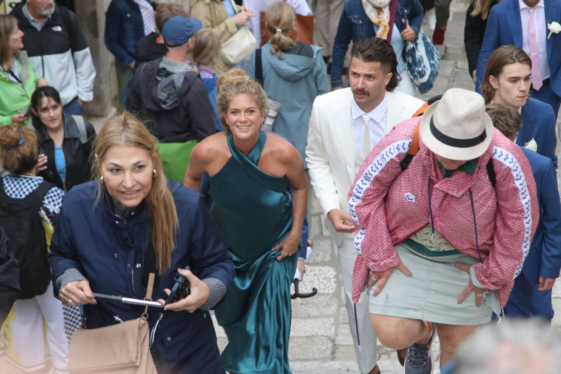 FOTO Počinje vjenčanje godine! Mladenci stigli ispred crkve, a Nicole nije zasmetao ni pljusak