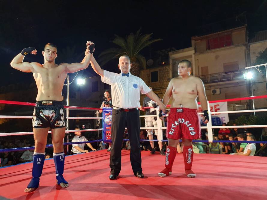 Borilački spektakl za Cikatića: Uz ring u Kaštelima 2000 ljudi