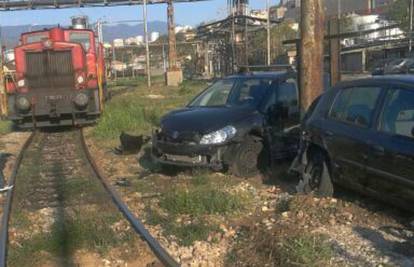 Rijeka: Lokomotiva udarila u auto i odbacila ga na drugi