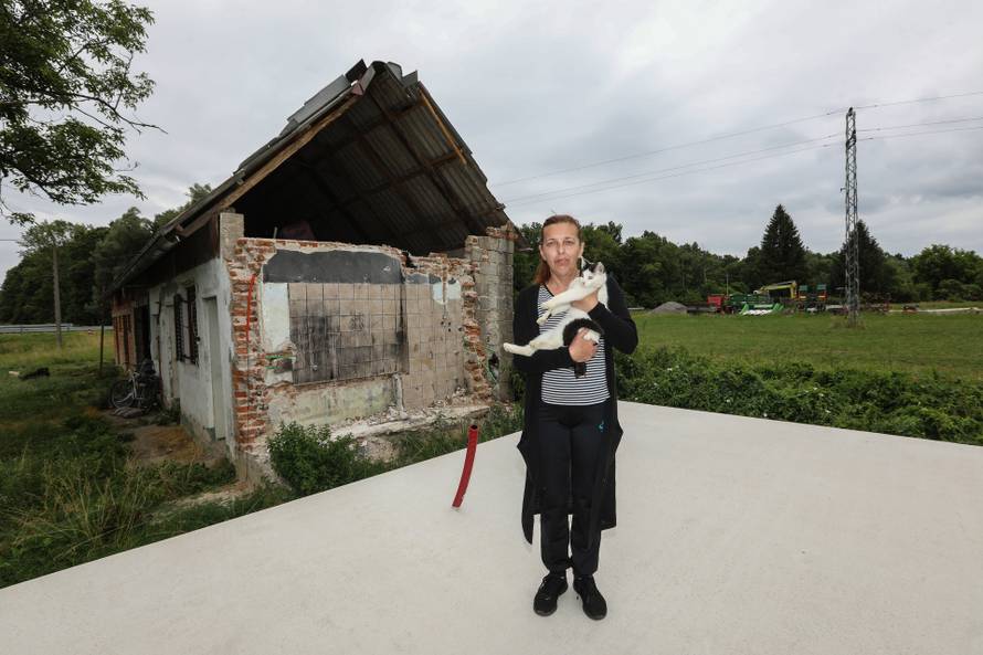 Križ: Jasenka Miloš pored izgorjele obiteljske kuće