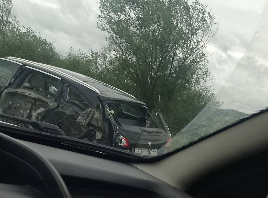Kod Svete Helene prevrnuo se šleper: U sudaru s autom dvoje ljudi ozlijeđeno, zatvorili cestu