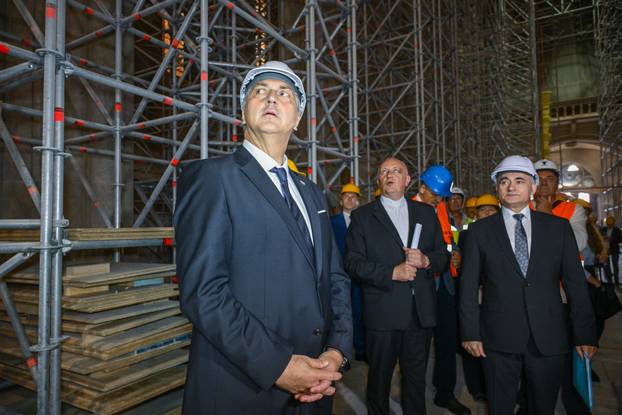 Zagreb: Premijer Plenković se sastao sa zagrebačkim nadbiskupom Draženom Kutlešom i obišao katedralu
