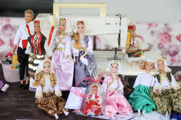 Bosanska Barbie postala pravi hit, djevojčica Esma dizajnira i šije narodnu nošnju za lutke