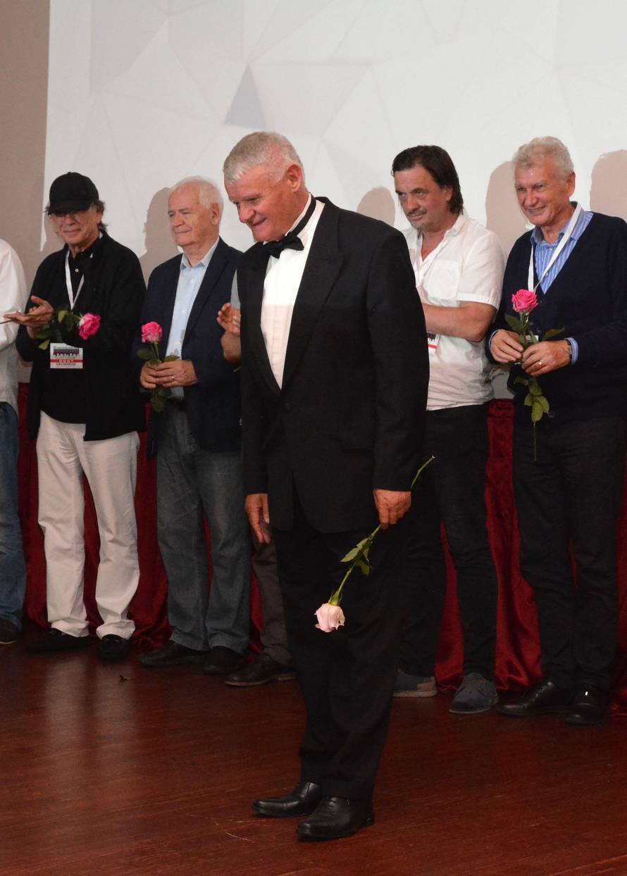 Brinuo je o gostima, išao od stola do stola, častio ih rakijom