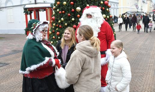 FOTO Baka i Djed Mraz na Adventu u Bjelovaru donose osmijehe svim naraštajima