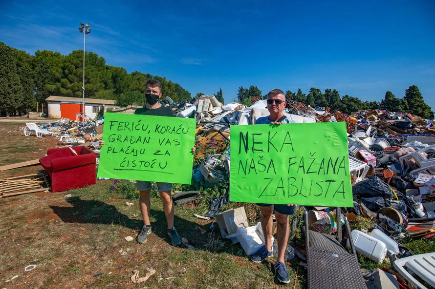 Fažana: Ispred zgrade općine dovezli dva kamiona smeća