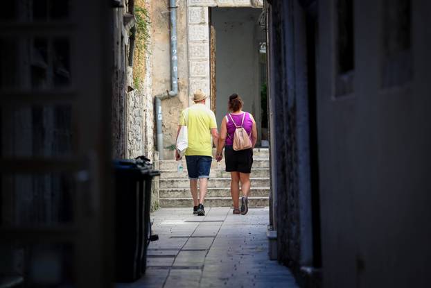 Turisti uživaju u sunčanom danu u Zadru