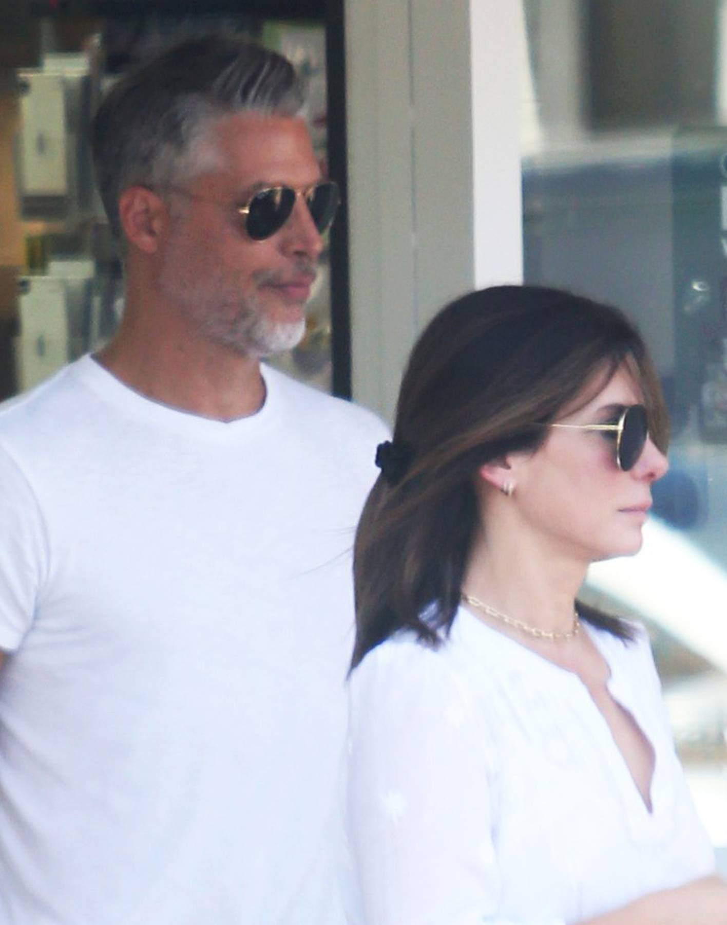 Sandra Bullock and boyfriend Bryan Randall go Grocery Shopping at Jayde's Market in Bel-Air!