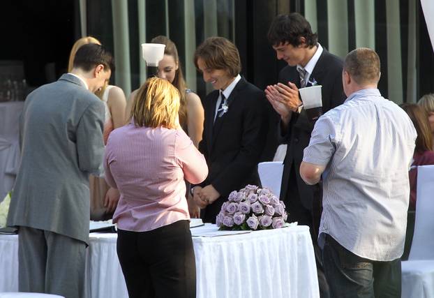 ARHIVA - Zagreb, 2010.: Vjen?anje Luke Modri?a i Vanje Bosni? pred mati?arom u Okrugljaku