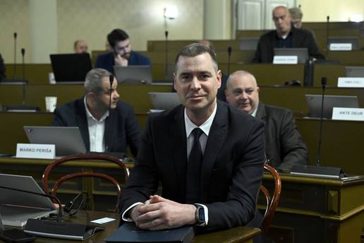 Novi udar na Toma&scaron;evi&cacute;a: HDZ tra&zcaron;i hitnu sjednicu zbog afera