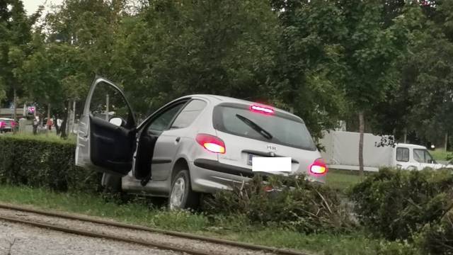 Izgubio kontrolu nad vozilom pa skoro završio na tračnicama