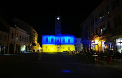 Podrška Ukrajini: Varaždinski Vodotoranj i Gradska vijećnica u bojama ukrajinske zastave