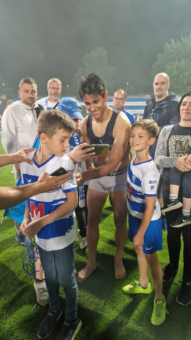 FOTO Tisuće navijača uletjelo na travnjak, skinuli igrače i rezali mrežu te kući ponijeli sjedalice!