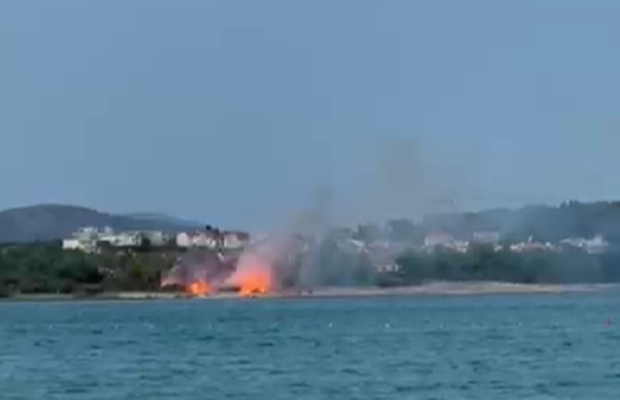 Na šibenskoj plaži buknuo požar