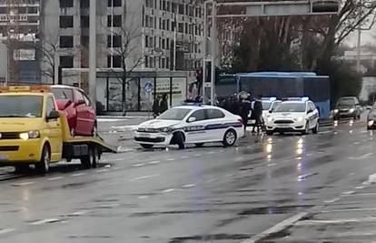 Udario je u policijski auto s upaljenim sirenama i rotirkama