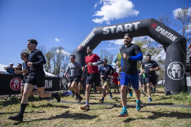 FOTO Betonske kugle od 40 kg, bacanje koplja, pješčane vreće: Ovo su prepreke za 'spartance'