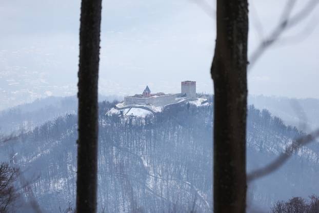 Zagreb: Pogled na Medvedgrad pokriven snijegom sa Sljemenske ceste 