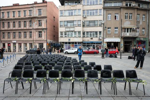 Sarajevo: Dolazak uzvanika na komemoraciju za Halida Bešlića u Narodno pozorište 