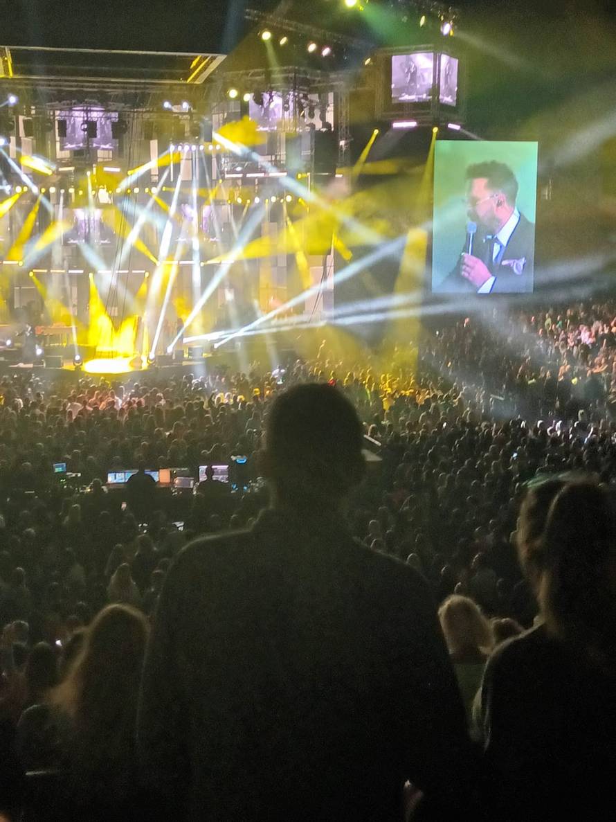 VIDEO Petar Grašo u Beograd je stigao s Hanom, a na koncertu je izveo Oliverovu 'Cesaricu'