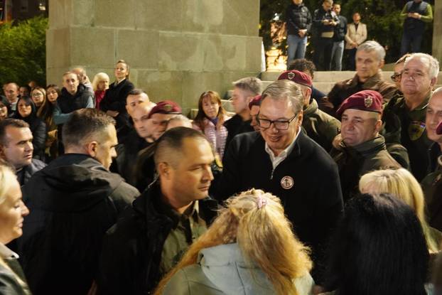 Beograd: Vučić došao ispred Narodne skupštine i pružio podršku "junaku iz Ćacilenda"